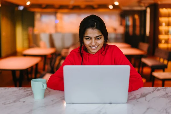 Bella Ragazza Indiana Che Lavora Sul Computer Portatile Seduto Tavola — Foto Stock