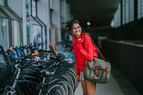 Chica India Sonriente Con Bolsa Pie Sobre Fondo Oscuro Con — Foto de Stock