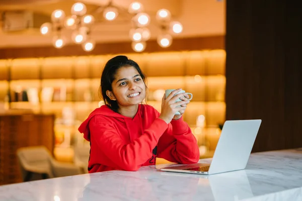 Hermosa Chica Trabajando Ordenador Portátil Celebración Taza Café Sentado Mesa — Foto de Stock