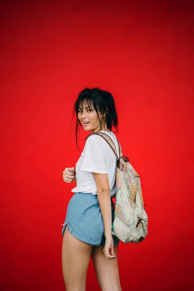 Hermosa Chica Asiática Con Mochila Posando Rojo Estudio Fondo —  Fotos de Stock