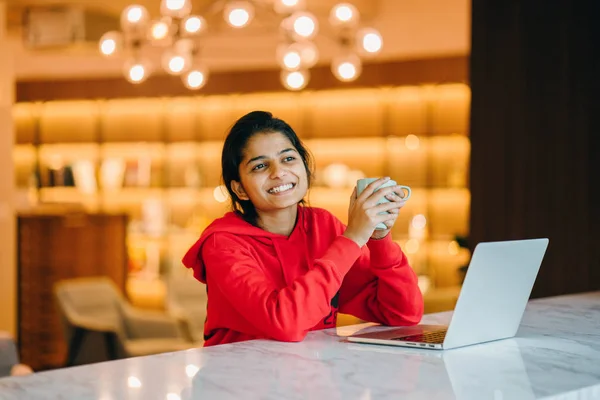 Bella Ragazza Che Lavora Sul Computer Portatile Tenendo Tazza Caffè — Foto Stock