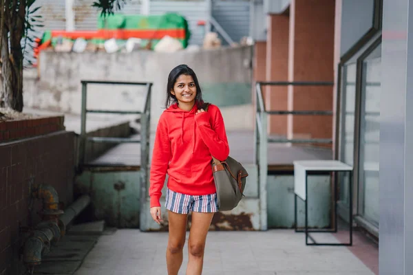 Retrato Tres Cuartos Longitud Hermosa Chica India Con Ropa Casual — Foto de Stock