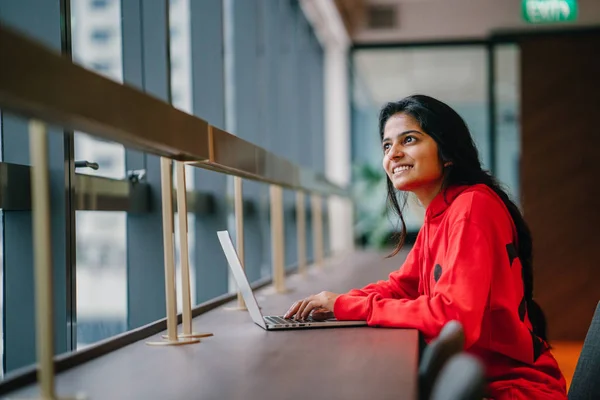 Hermosa Chica Sonriendo Escribiendo Portátil Sentado Mesa — Foto de Stock