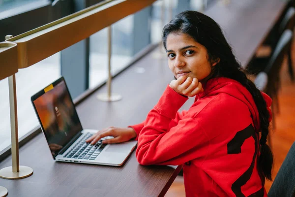 Ritratto Interno Bella Ragazza Che Lavora Computer Portatile Seduto Tavola — Foto Stock