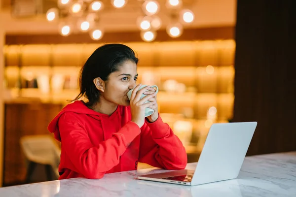 Bella Ragazza Che Lavora Sul Computer Portatile Tenendo Tazza Caffè — Foto Stock