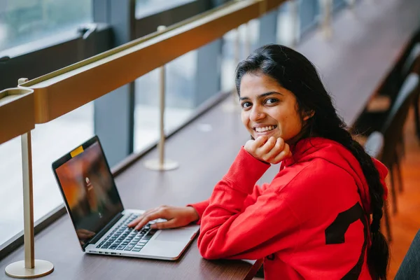 Ritratto Interno Bella Ragazza Che Lavora Computer Portatile Seduto Tavola — Foto Stock