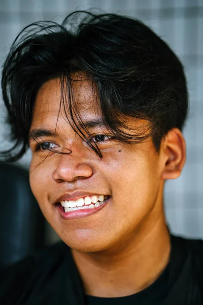 Close Van Portret Van Glimlachen Knappe Aziatische Man — Stockfoto