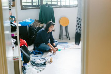 Asyalı kadın tasarımcı çalışma katta oturan