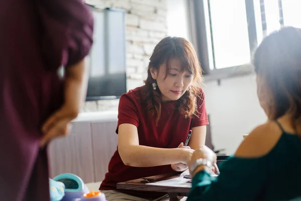 Asiatische Designerinnen Arbeiten Sitzend Auf Dem Boden — Stockfoto