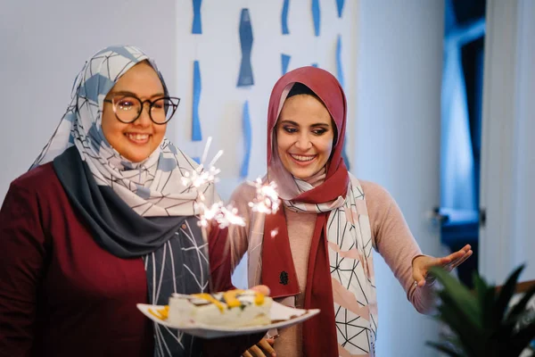 Duas Muçulmanas Malaia Sorrindo Celebrando Aniversário Segurando Bolo Com Faíscas — Fotografia de Stock