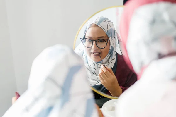 Jovem Mulher Muçulmana Aplicando Batom Olhando Para Espelho Redondo — Fotografia de Stock