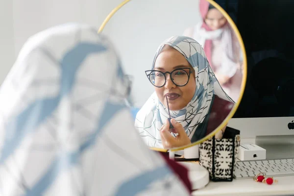 Giovane Donna Musulmana Che Applica Rossetto Guardando Specchio Rotondo — Foto Stock