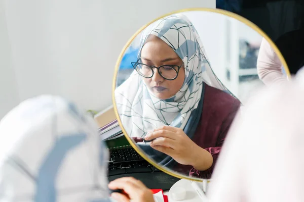 Joven Mujer Musulmana Aplicando Lápiz Labial Mirando Espejo Redondo — Foto de Stock