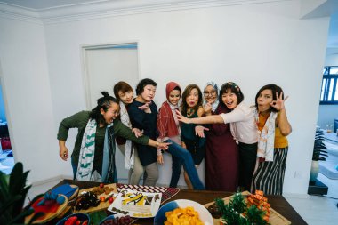 Asyalı kadınlar tablo aperatifler ve tatil kutluyor tatlılar ile yakın duran
