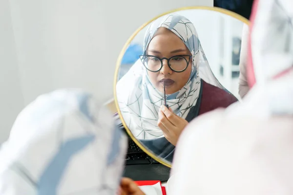 Mladá Muslimka Nanesení Rtěnky Kulaté Zrcadlo — Stock fotografie