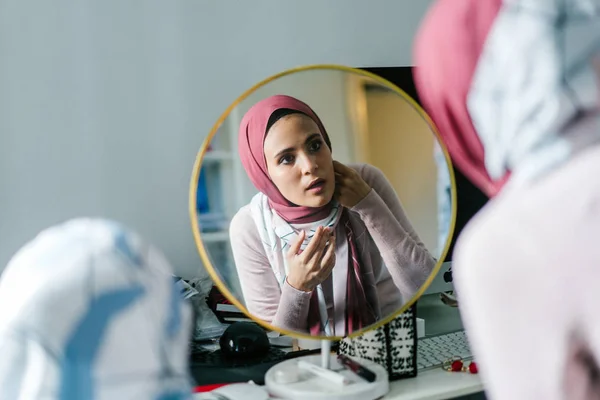 Jeune Femme Musulmane Ajuster Son Tudong Regarder Miroir Rond — Photo