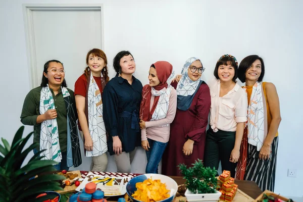 Азиатские Женщины Стоящие Стола Закусками Сладостями Празднующими Праздник — стоковое фото