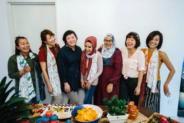 Ασιατικές Γυναίκες Που Στέκεται Κοντά Στο Τραπέζι Σνακ Και Γλυκά — Φωτογραφία Αρχείου