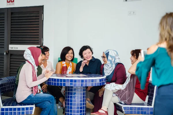 Wanita Asia Tertawa Dan Berbicara Duduk Bersama Meja — Stok Foto
