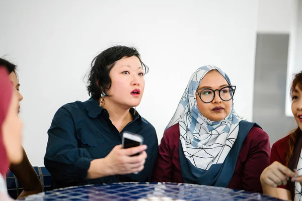 Aziatische Vrouwen Lachen Praten Samen Aan Tafel Zit — Stockfoto