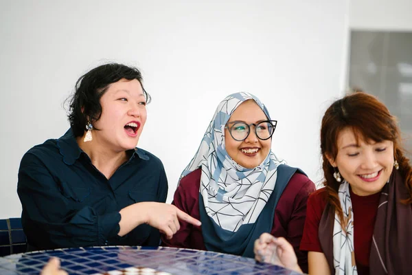 Asiatiques Femmes Rire Parler Assis Ensemble Table — Photo
