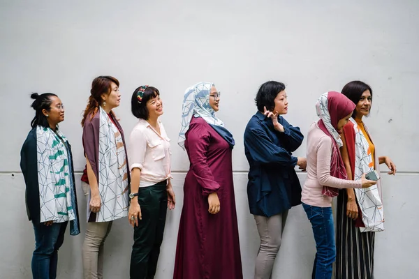 Skupina Asijských Žen Pózujících Stojící Bílé Stěně Pozadí Celé Délce — Stock fotografie