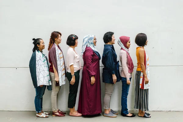 Happy Asijské Ženy Představují Stojící Řadě Bílé Stěně Pozadí Celé — Stock fotografie