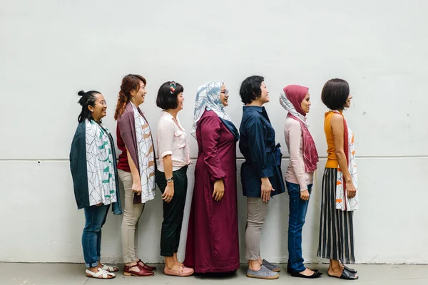 Группа Азиатских Женщин Позирующих Фоне Белой Стены Вид Сбоку — стоковое фото