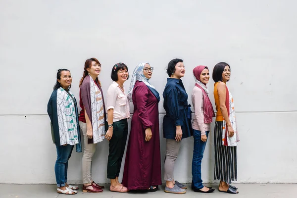 Feliz Asiático Mulheres Posando Linha Branco Parede Fundo Comprimento Total — Fotografia de Stock