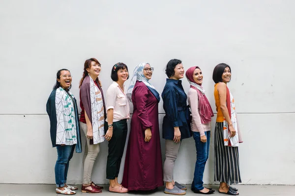 Asiatische Frauen Posieren Stehend Auf Weißem Wandhintergrund Volle Länge — Stockfoto