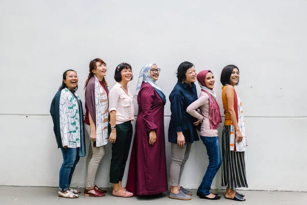 Счастливые Азиатские Женщины Позируют Стоя Ряд Белом Фоне Стены Полную — стоковое фото