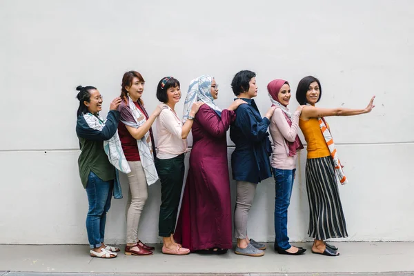 Skupina Asijských Žen Pózujících Stojící Bílé Stěně Pozadí Boční Pohled — Stock fotografie