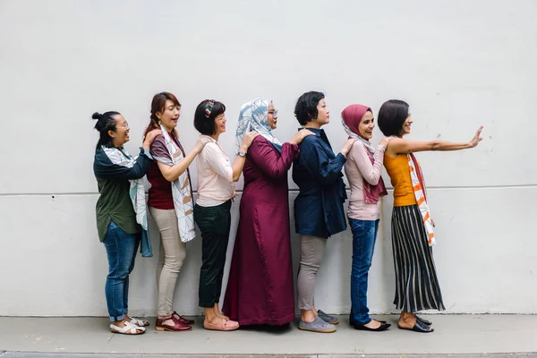 Grupo Mujeres Asiáticas Posando Pie Sobre Fondo Blanco Pared Longitud —  Fotos de Stock