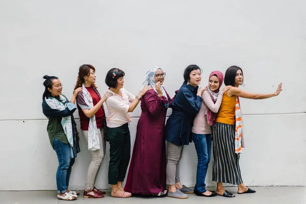 Grupo Asiático Mulheres Ter Diversão Branco Parede Fundo Comprimento Total — Fotografia de Stock