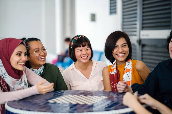 Donne Asiatiche Ridendo Parlando Seduti Insieme Tavola Foto Stock