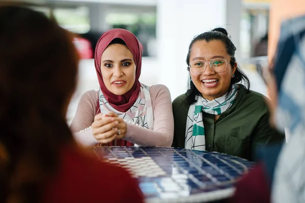 Diverso Grupo Asiático Mulheres Rindo Falando Sentado Juntos Mesa Imagem De Stock