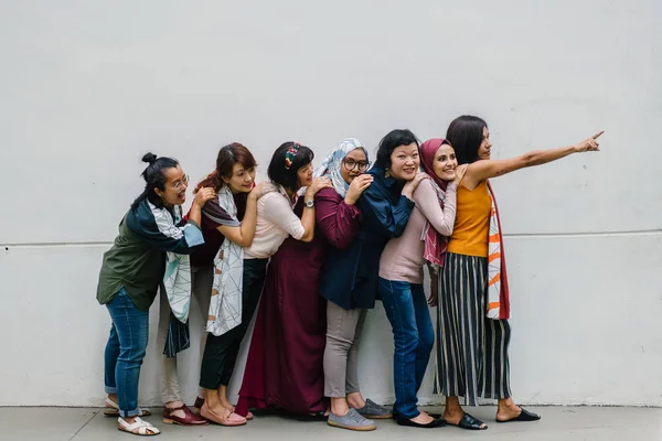 Grupo Asiático Mulheres Ter Diversão Posando Branco Parede Fundo Comprimento — Fotografia de Stock