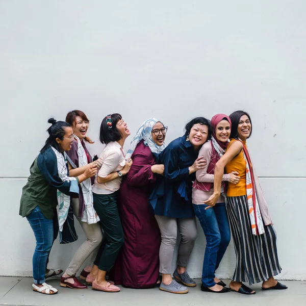 Grupo Asiático Mulheres Ter Diversão Branco Parede Fundo Comprimento Total — Fotografia de Stock