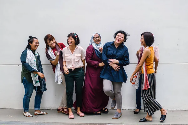 Группа Азиатских Женщин Позирующих Фоне Белой Стены Полная Длина — стоковое фото