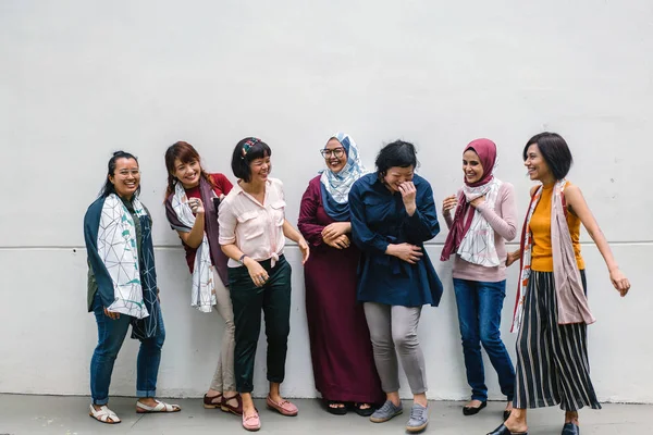 Kelompok Perempuan Asia Berpose Berdiri Dinding Putih Latar Belakang Panjang — Stok Foto
