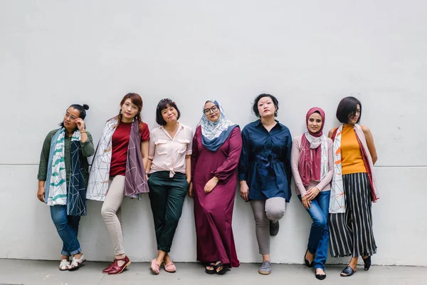 Group Asian Women Posing Standing White Wall Background Full Length — Stock Photo, Image