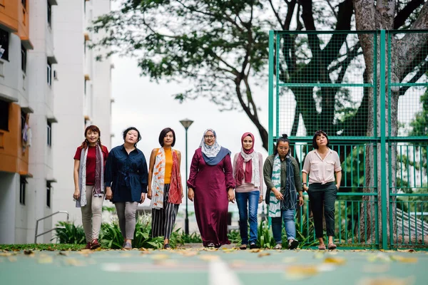 Полный Открытый Портрет Женщин Идущих Вместе Баскетбольной Площадке — стоковое фото