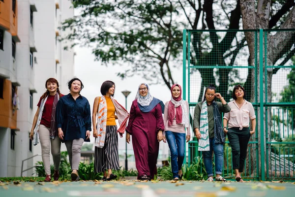 Kültéri Álló Alakos Portréja Gyaloglás Együtt Kosárlabda Nők — Stock Fotó