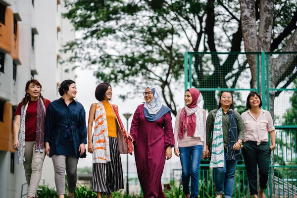 Beragam Kelompok Wanita Asia Berjalan Bersama Sama Lapangan Basket — Stok Foto