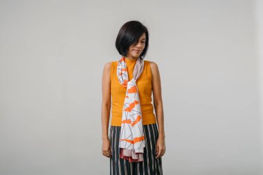 Stüdyo portre rahat kıyafetler giymiş emin gülümseyen kadın