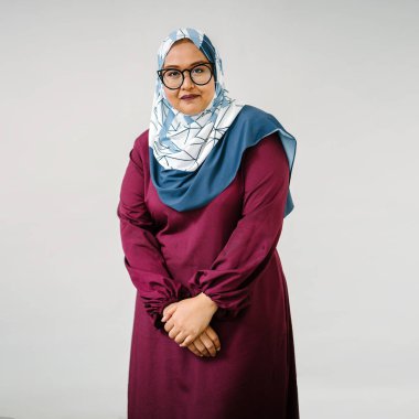 hijab ayakta beyaz zemin üzerine, yarı uzunluk portre giyen kadın