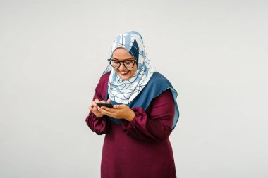Asyalı kadın Smartphone, yarı uzunluk portre kullanarak hijab giyen