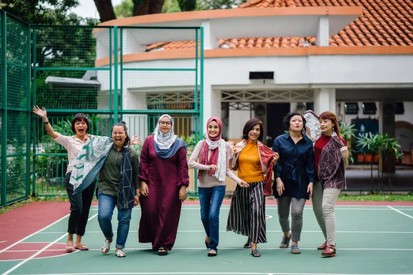 Beragam Kelompok Wanita Asia Berjalan Bersama Sama Lapangan Basket Panjang — Stok Foto