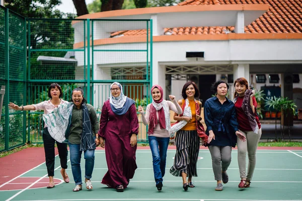 Beragam Kelompok Wanita Asia Berjalan Bersama Sama Lapangan Basket Panjang — Stok Foto