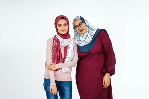 Retrato Duas Mulheres Muçulmanas Vestindo Hijabs Posando Fundo Branco — Fotografia de Stock